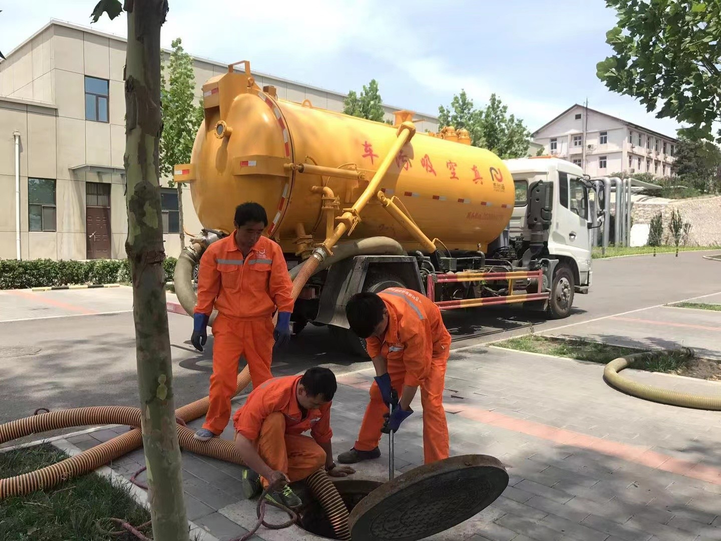 乌什管道疏通车停在窨井附近