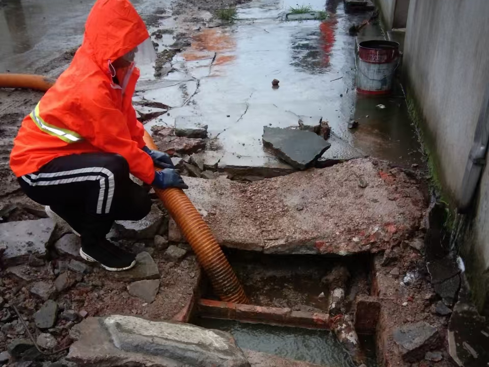 乌什专业清理污水池 炜誉市政以规范流程守护城市 “肠道”