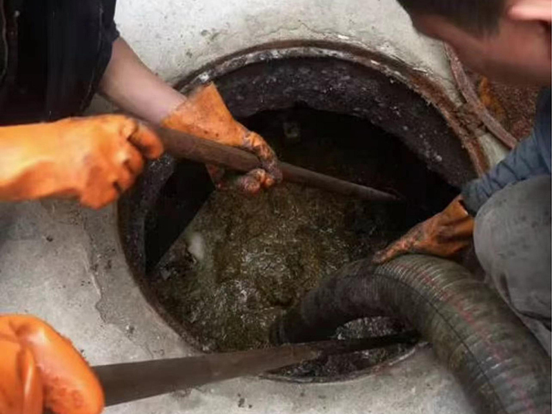 乌什清理化粪池时如何避免沼气的危害?